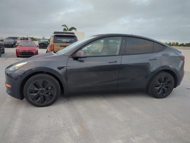 Used 2025 Tesla Model Y Long Range RWD image 6
