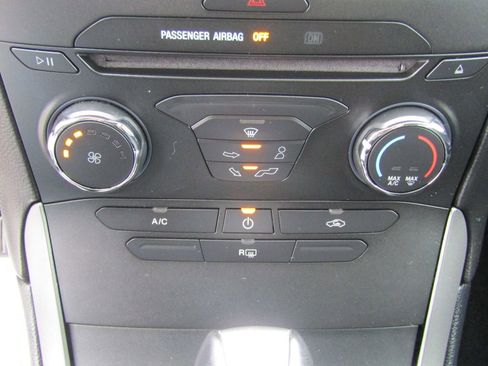 Used 2018 Ford Edge SE image 26