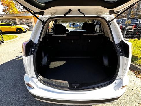 Used 2018 Toyota RAV4 XLE image 10