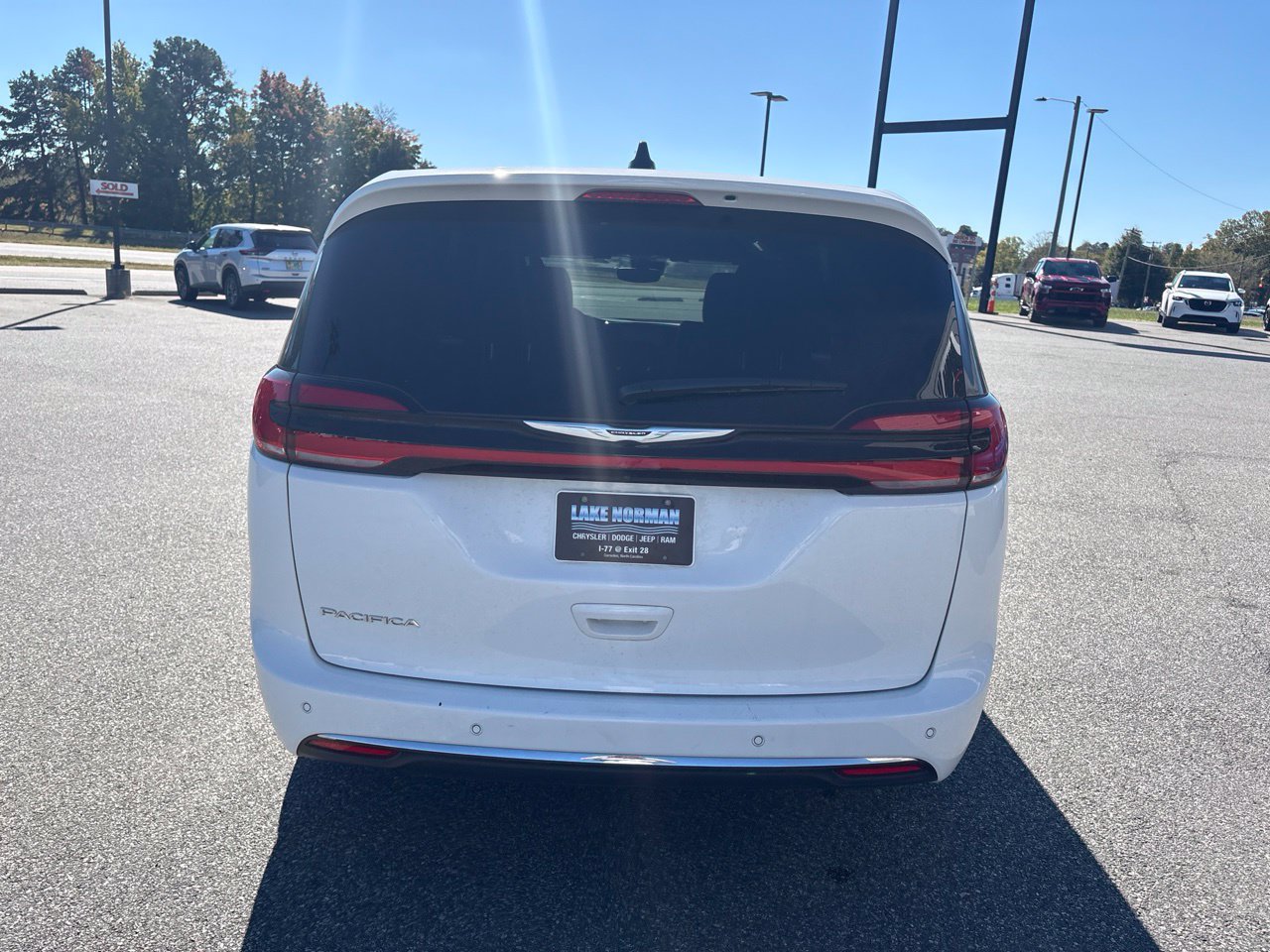 Used 2025 Chrysler Pacifica Select FWD image 8