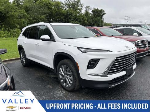 Used 2025 Buick Enclave Preferred FWD image 1