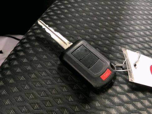 Used 2020 Mitsubishi Outlander ES AWD/4WD image 17