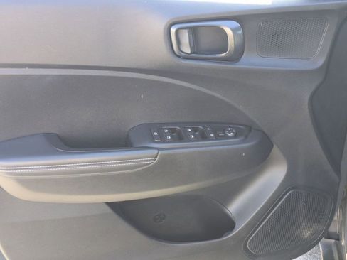Certified 2025 Hyundai Venue Limited FWD image 10