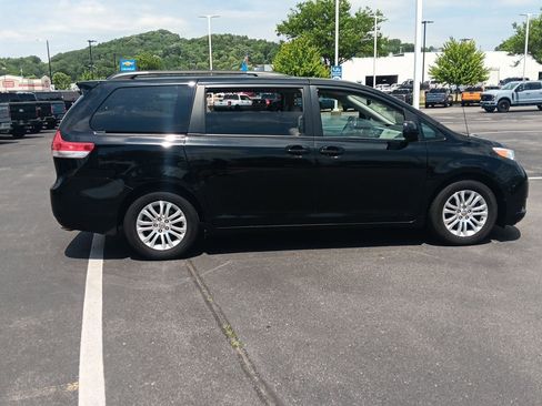 Used 2012 Toyota Sienna XLE FWD image 3
