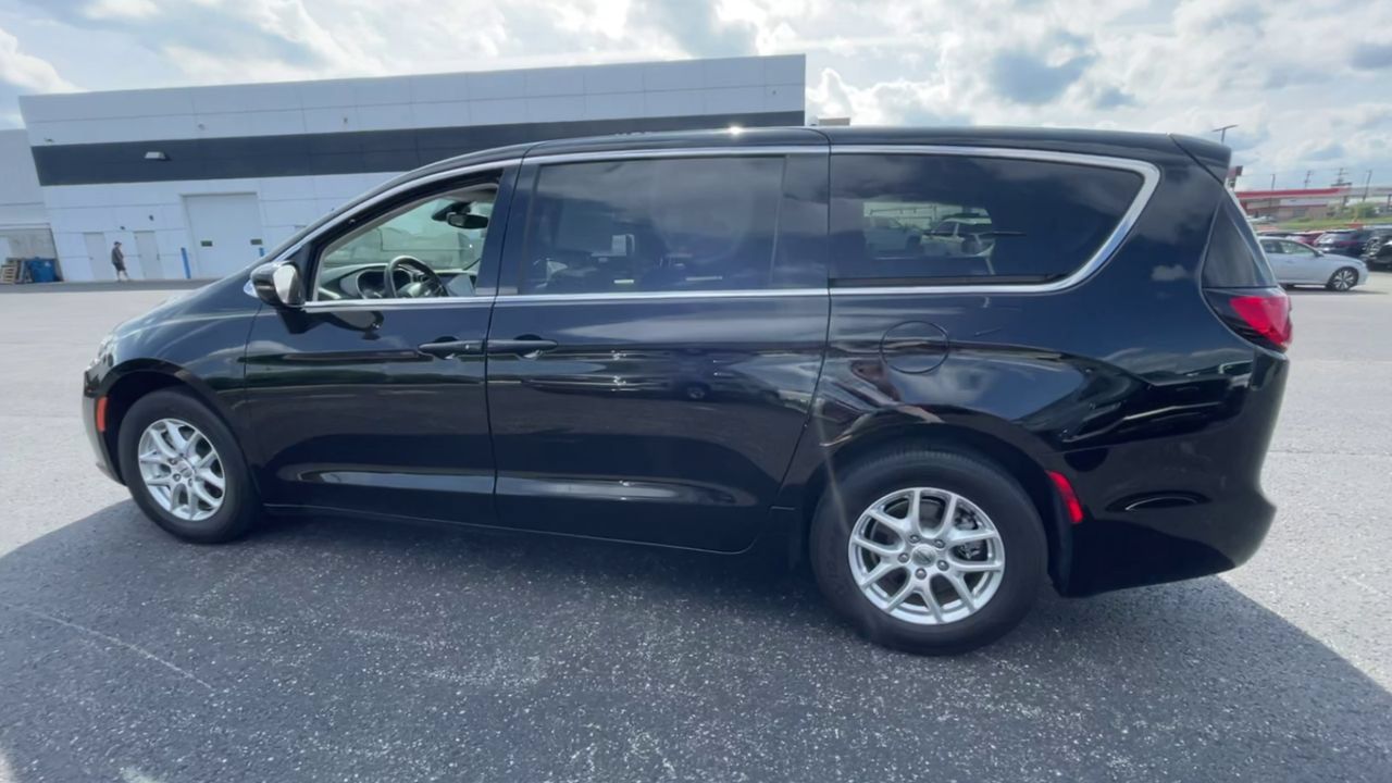 Used 2024 Chrysler Pacifica Touring-L FWD image 3
