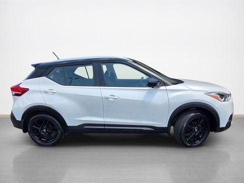 Used 2020 Nissan Kicks SR w/ SR Premium Package FWD image 2
