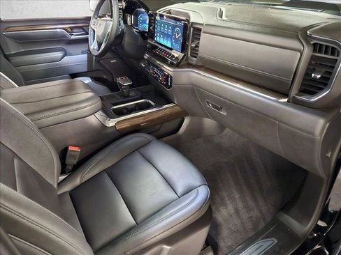 Used 2024 Chevrolet Silverado 1500 LT Trail Boss w/ LT Trail Boss Premium Package AWD/4WD image 19