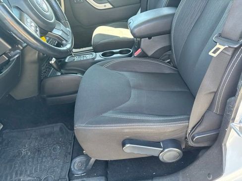 Used 2015 Jeep Wrangler Unlimited Sahara w/ Connectivity Group AWD/4WD image 15