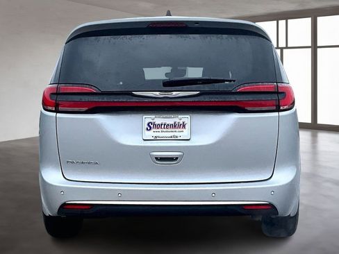 Used 2024 Chrysler Pacifica Touring-L image 5