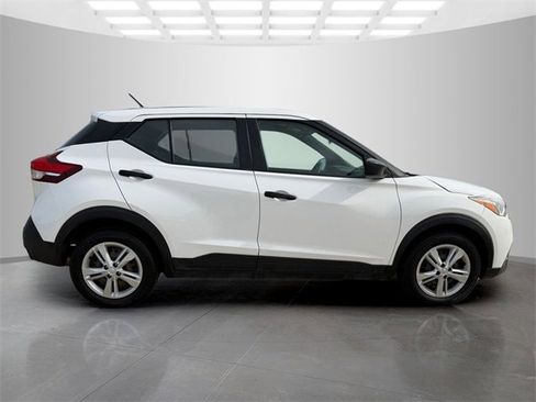 Used 2020 Nissan Kicks S image 10