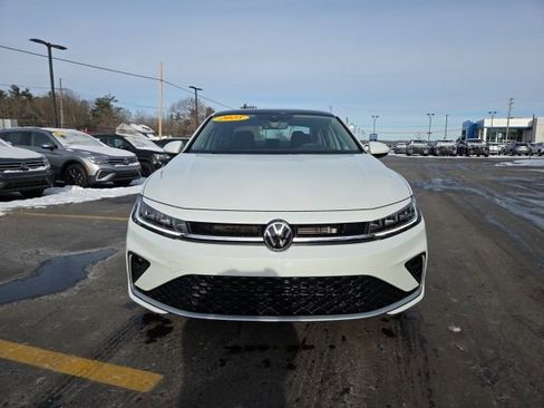 Used 2025 Volkswagen Jetta SE image 2