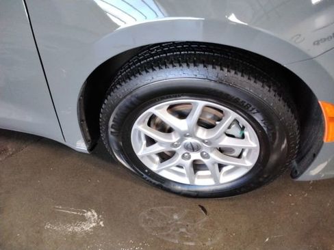 Used 2025 Chrysler Pacifica Select image 17