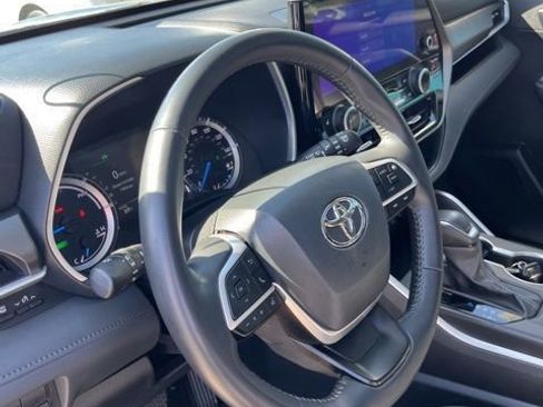 Used 2024 Toyota Highlander XLE image 15