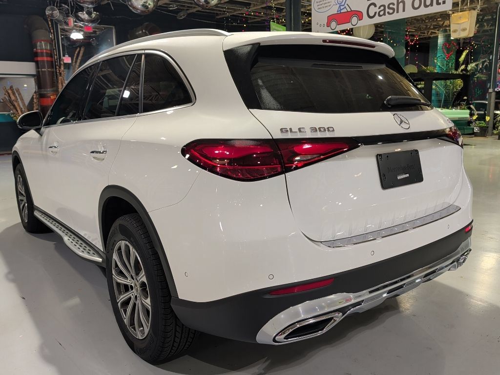 Used 2025 Mercedes-Benz GLC 300 4MATIC image 11