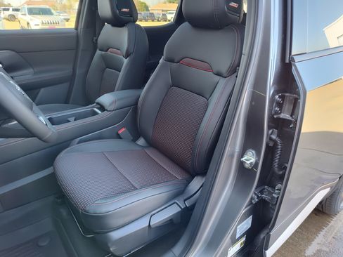 New 2026 Nissan Kicks SR w/ SR Premium Package FWD image 7