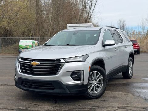 Used 2022 Chevrolet Traverse LT FWD image 2