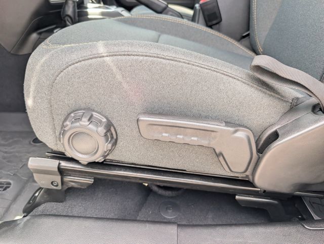 Used 2025 Jeep Wrangler Sport AWD/4WD image 16