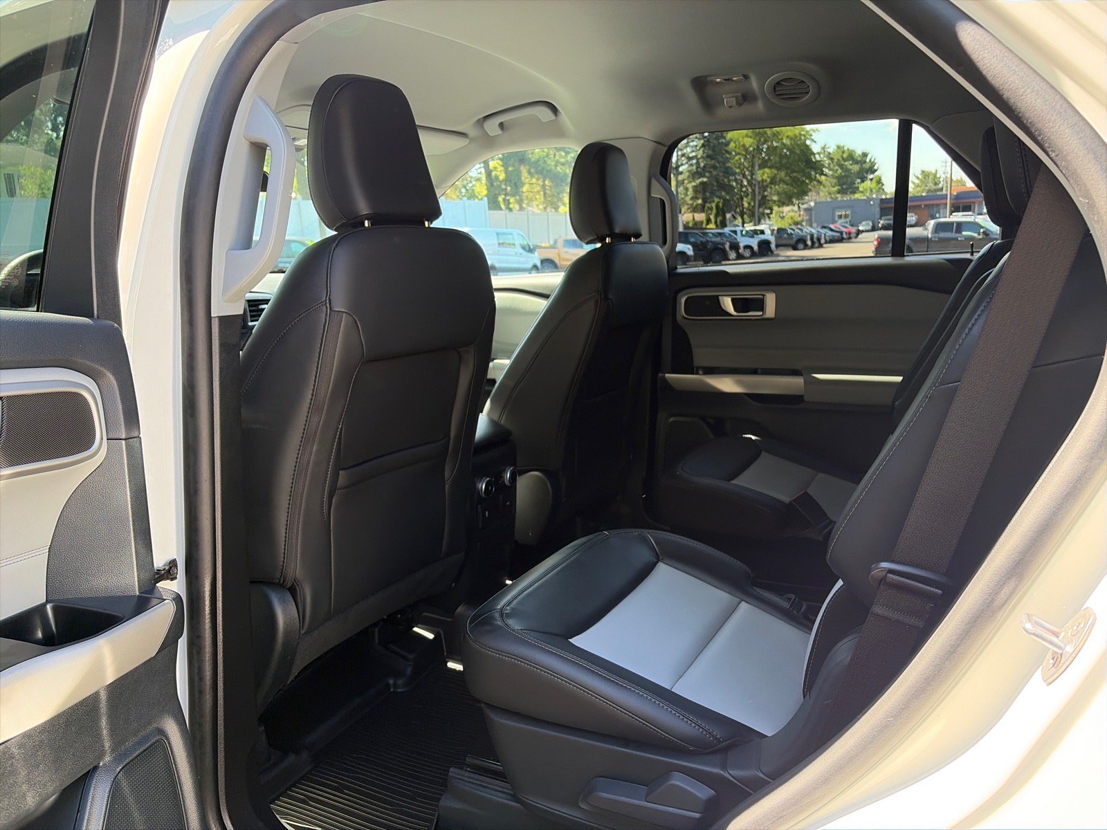 Used 2023 Ford Explorer XLT w/ Equipment Group 202A AWD/4WD image 10