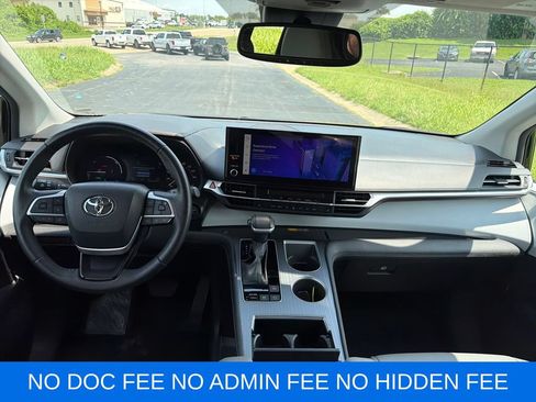 Used 2025 Toyota Sienna XLE FWD image 14