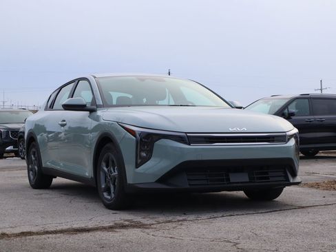 New 2025 Kia K4 LXS image 1