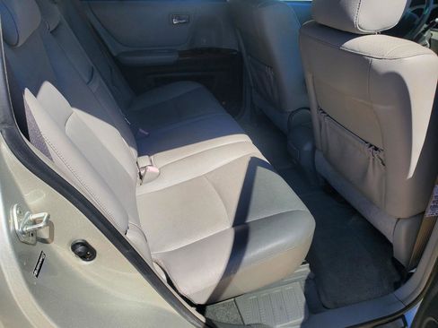 Used 2004 Toyota Highlander V6 2WD with 3rd-Row Seat image 7
