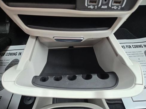 Used 2024 Chrysler Pacifica Select image 23