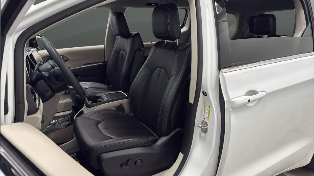 Used 2024 Chrysler Pacifica Touring-L FWD image 9