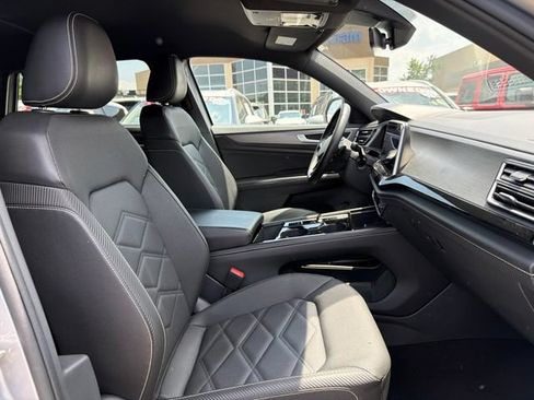 Used 2025 Volkswagen Atlas Cross Sport SE FWD image 31