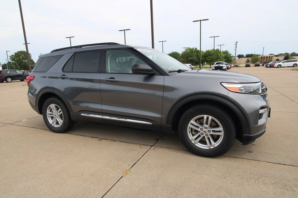 Used 2022 Ford Explorer XLT w/ Equipment Group 202A AWD/4WD image 3