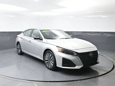 Used 2024 Nissan Altima 2.5 SV FWD image 5