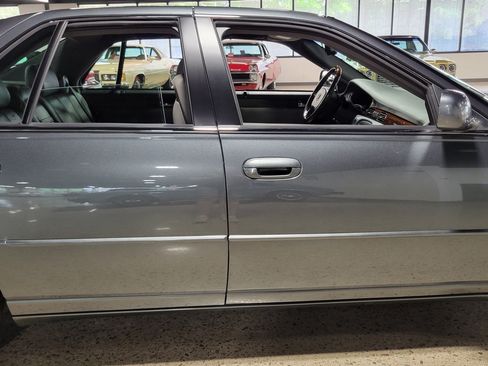 Used 2004 Cadillac Seville SLS w/ Preferred Equipment Group FWD image 40