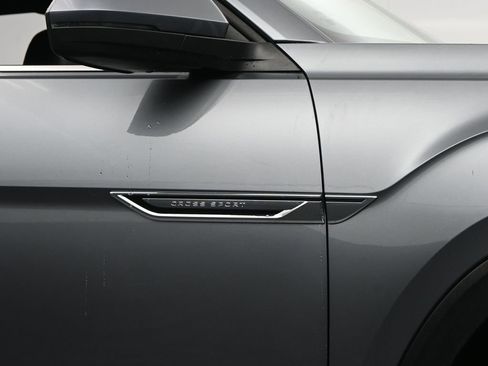 Used 2022 Volkswagen Atlas Cross Sport SE image 31