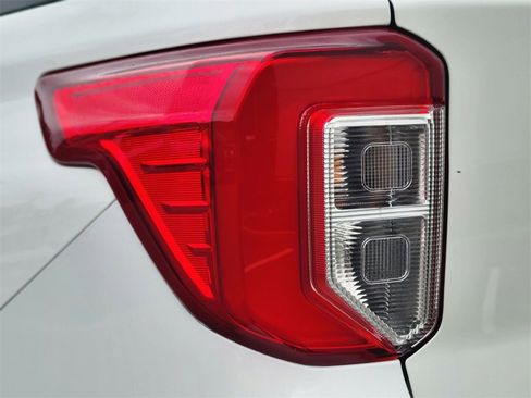 Used 2022 Ford Explorer XLT w/ Equipment Group 202A image 9