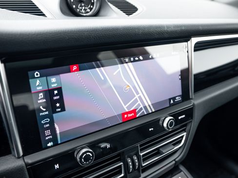 Certified 2023 Porsche Macan AWD/4WD image 19
