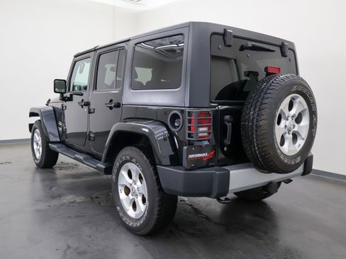 Used 2015 Jeep Wrangler Unlimited Sahara w/ Connectivity Group AWD/4WD image 6