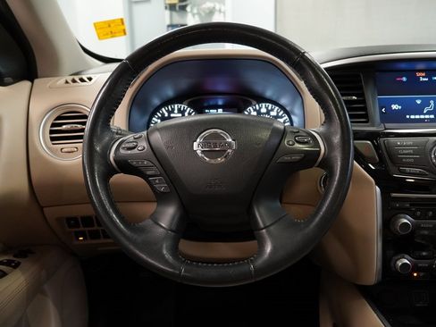 Used 2019 Nissan Pathfinder SV image 17