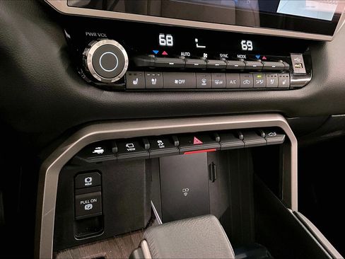 Used 2025 Toyota Tundra Limited AWD/4WD image 30