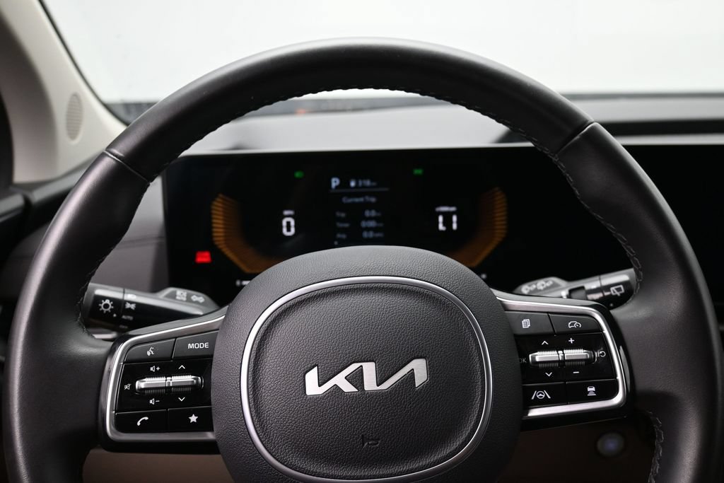 Used 2025 Kia Carnival FWD image 12