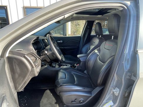 Used 2019 Jeep Cherokee Trailhawk image 11