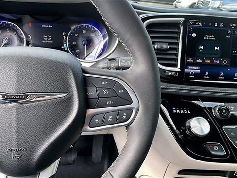 Used 2023 Chrysler Pacifica Touring-L image 18
