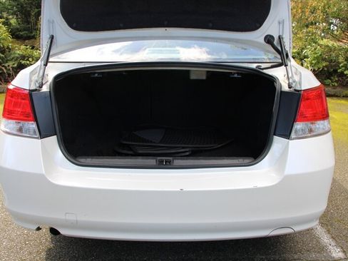 Used 2010 Subaru Legacy 2.5i AWD/4WD image 15