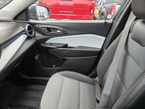 Used 2025 Chevrolet Trax LT w/ LT Convenience Package FWD image 14