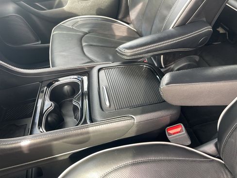 Used 2025 Chrysler Pacifica Limited image 18