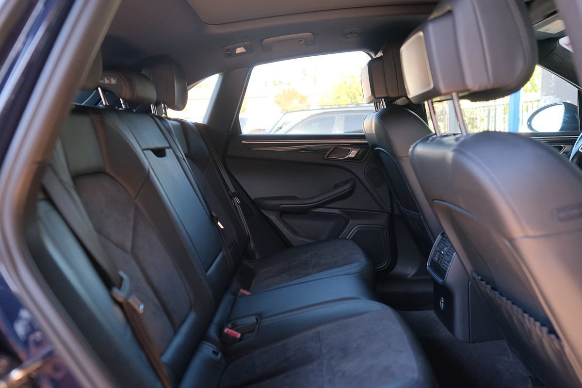 Used 2020 Porsche Macan AWD/4WD image 30