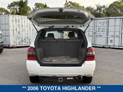 Used 2006 Toyota Highlander w/ 3rd Row image 13