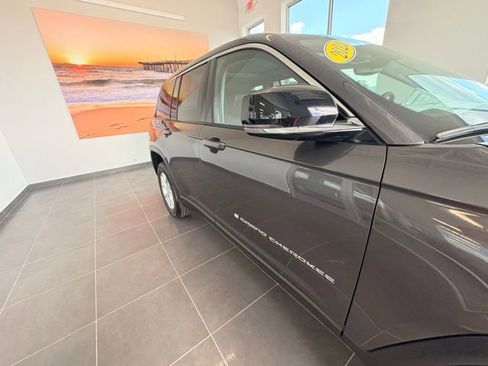 Used 2023 Jeep Grand Cherokee Limited RWD image 10