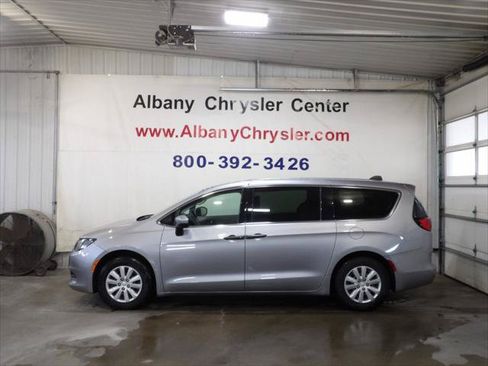 Certified 2021 Chrysler Voyager L FWD image 1