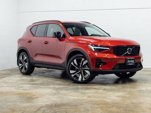 Used 2024 Volvo XC40 B5 Ultimate w/ Protection Package Premier image 4