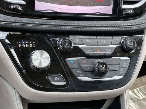 Used 2023 Chrysler Pacifica Limited FWD image 20