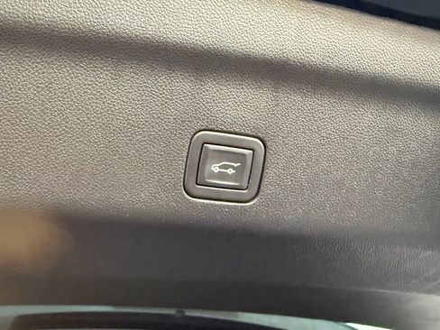 Used 2024 GMC Yukon XL Denali w/ Advanced Technology Package image 33